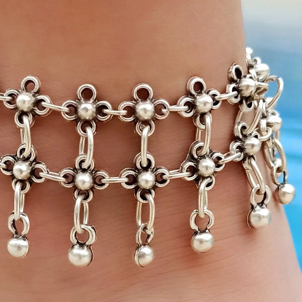 Step into Style: Discover Exquisite Daisy Anklets for Women!