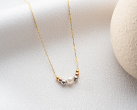 Styling idea of pearl necklace with an evening dress