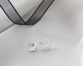 Elegant cat-themed jewelry, a thoughtful gift for pet lovers.