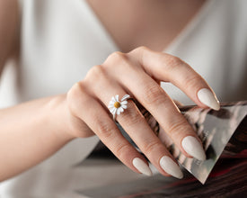 Teen birthday gift idea: daisy ring with handwritten note