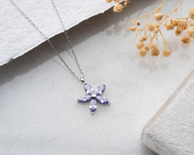 A beautiful and delicate floral pendant, ideal for romantic and feminine aesthetics.