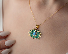 spiritual-necklace-opal-detail-shot