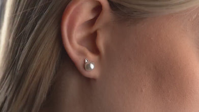 Sterling Silver Cat Earrings Ð Freshwater Pearl Studs for Women