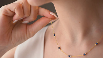 minimalist-necklace-on-model