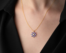 Lightweight and dainty floral necklace, ideal for sentimental gifting occasions.